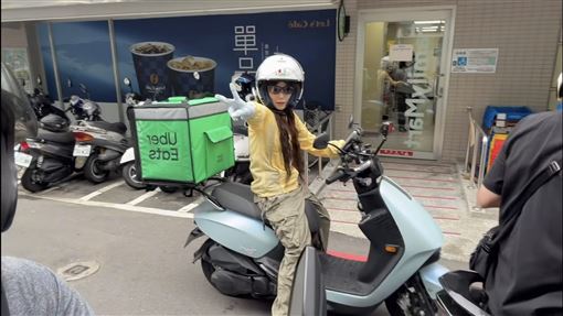 直擊李多慧送UberEats！網：為買房兼差？