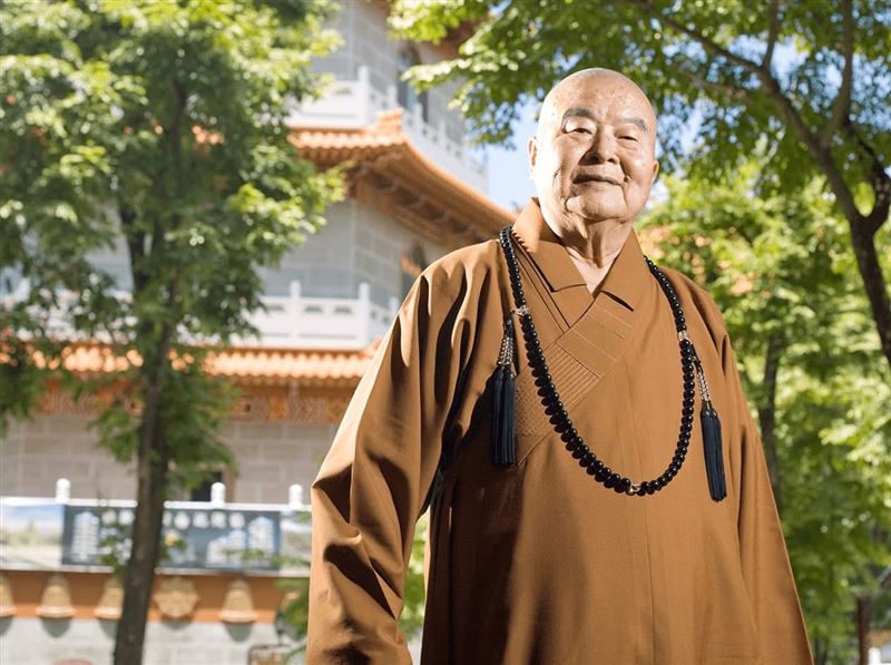 年輕星雲大師回來了？！丁噹唱《為人間》淚崩，陸奕靜MV逼哭全球佛光山六百萬信徒。（圖／翻攝自網路）