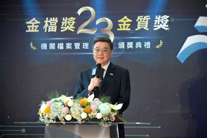 行政院長卓榮泰今(7)日出席「第23屆機關檔案管理金檔獎暨金質獎頒獎典禮」。(圖/行政院提供)