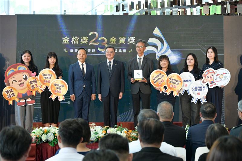 行政院長卓榮泰今(7)日出席「第23屆機關檔案管理金檔獎暨金質獎頒獎典禮」。(圖/行政院提供)