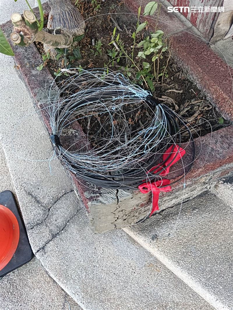 廖小姐出院後重返事發現場,發現鐵絲線已被收妥擺放在路邊。(圖/當事人提供)