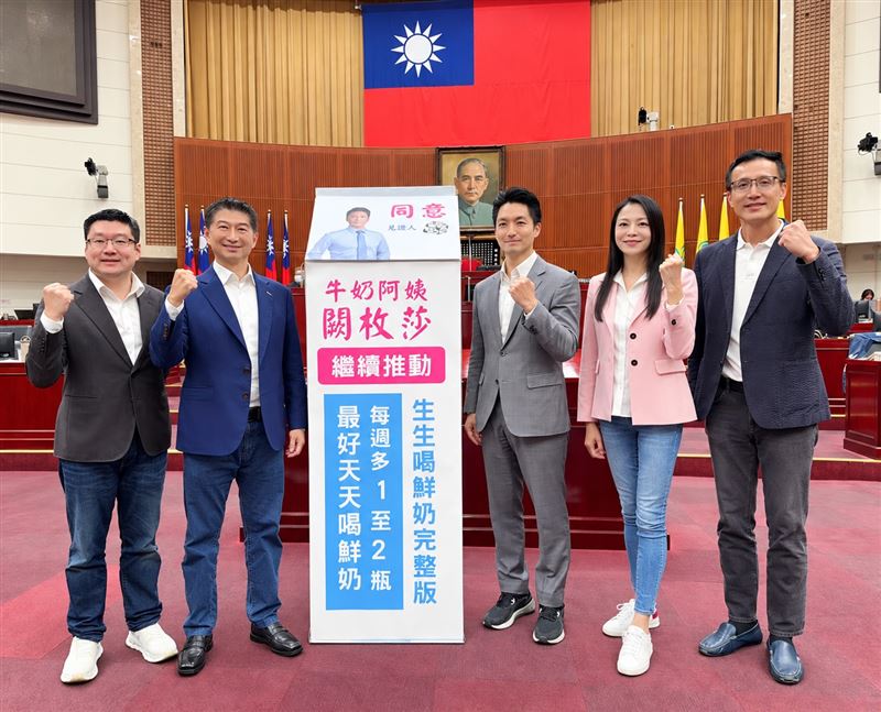 闕枚莎成功爭取「生生喝鮮奶」再升級,北市明年起每週至少多1瓶、朝天天喝鮮奶邁進。(圖/闕枚莎提供)
