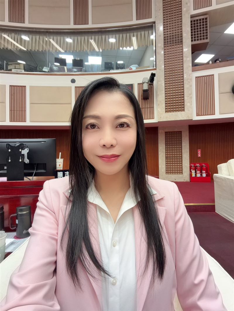 闕枚莎指出,過去針對家長進行的4,166份問卷中,高達96.7%家長支持鮮奶補助擴大至國高中生,也非常支持每週增加1至2瓶鮮奶,甚至期待未來能夠天天提供。(圖/闕枚莎提供)
