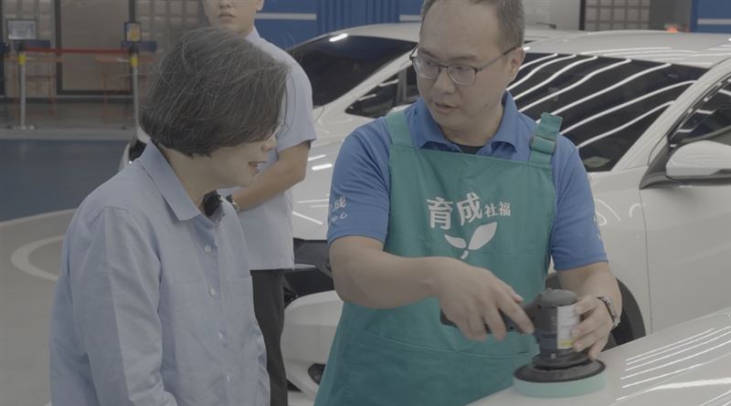 蔡英文聽解說學習打蠟。(圖/蔡英文辦公室提供)