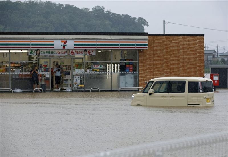 日本關東、東北地區7日遭遇猛烈降雨,圖為日本千葉縣大網白里市一間便利商店外的停車場7日午後淹水。(共同社)