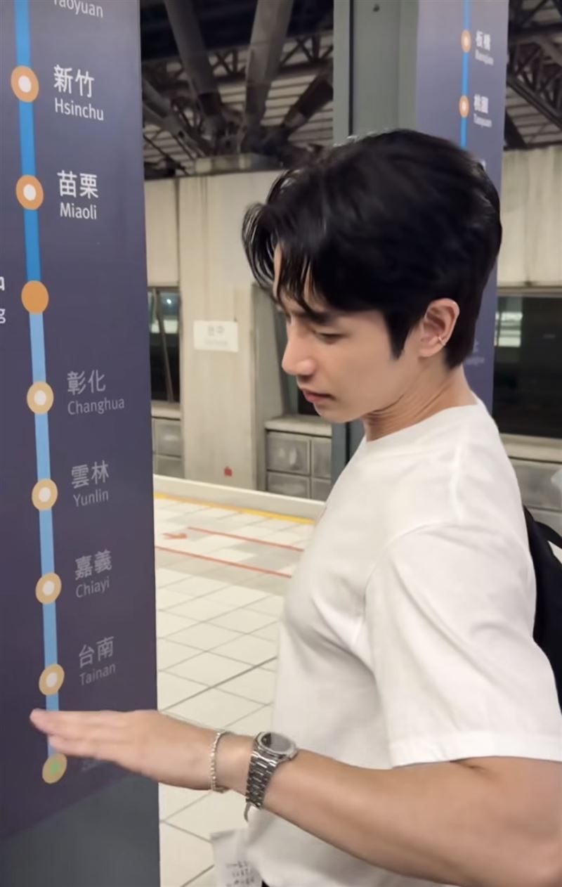 劉以豪在高鐵站跳「震胸舞」。(圖/翻攝自Threads)