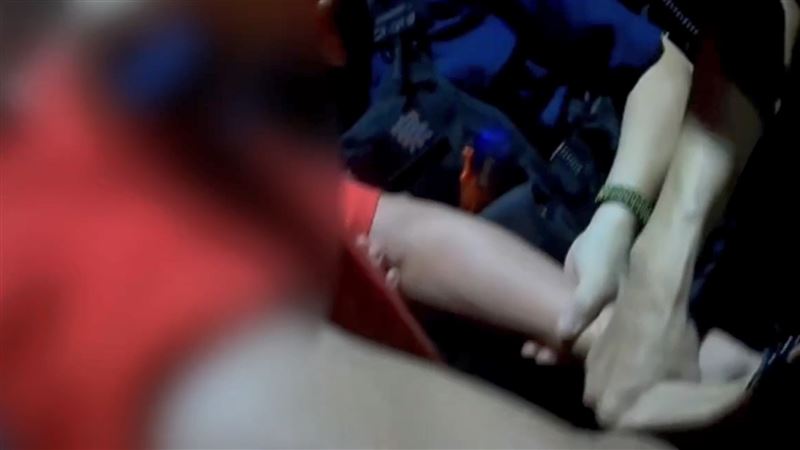 新莊男酒後踹車咆哮襲警　遭警壓制管束