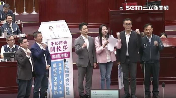 闕枚莎搬出巨大鮮奶道具,力挺蔣萬安生生喝鮮奶政策