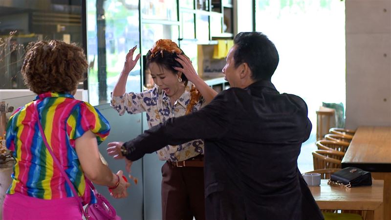 陳仙梅在劇中慘遭「泡菜灌頂」。(圖/民視提供) (圖/民視提供)