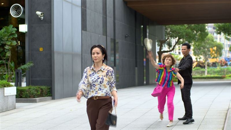 姚黛瑋甚至氣到直接丟鞋。(圖/民視提供)