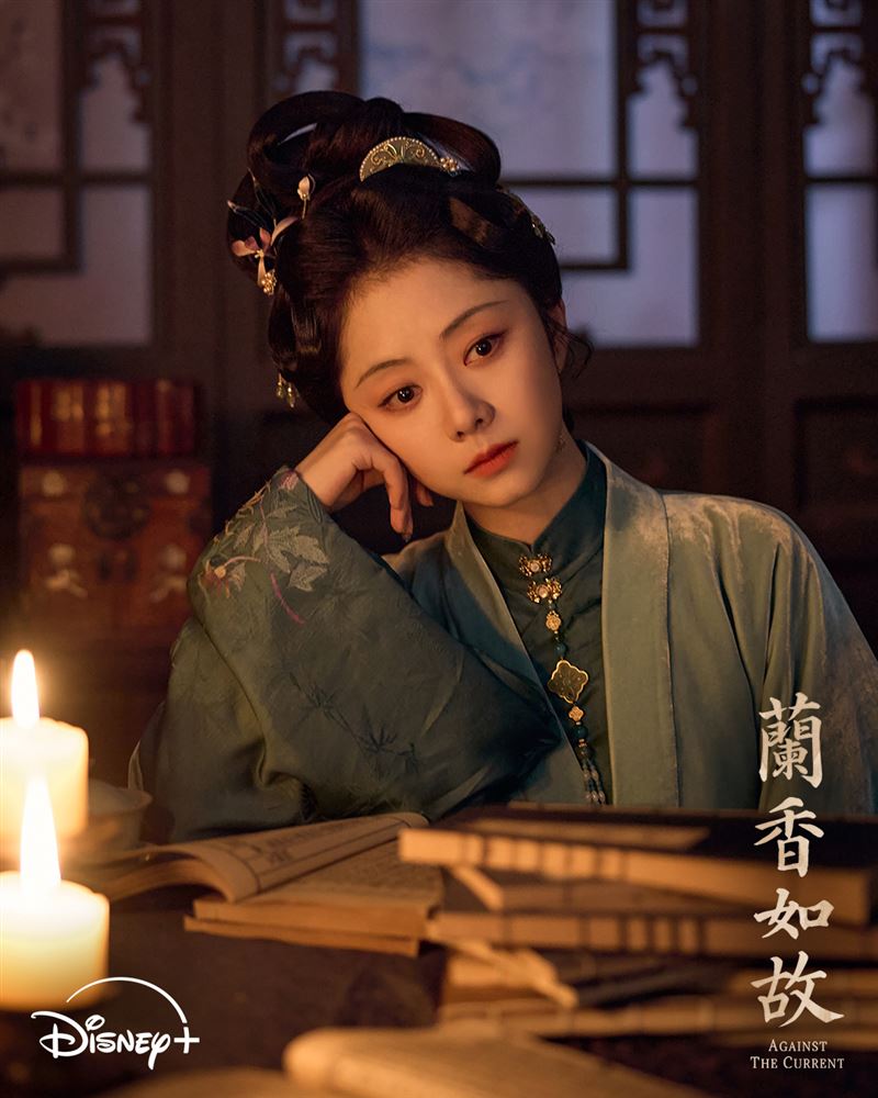 譚松韻在《蘭香如故》分飾名門貴女「沈嘉蘭」與丫環「許蘭香」兩角。(圖/Disney+提供)