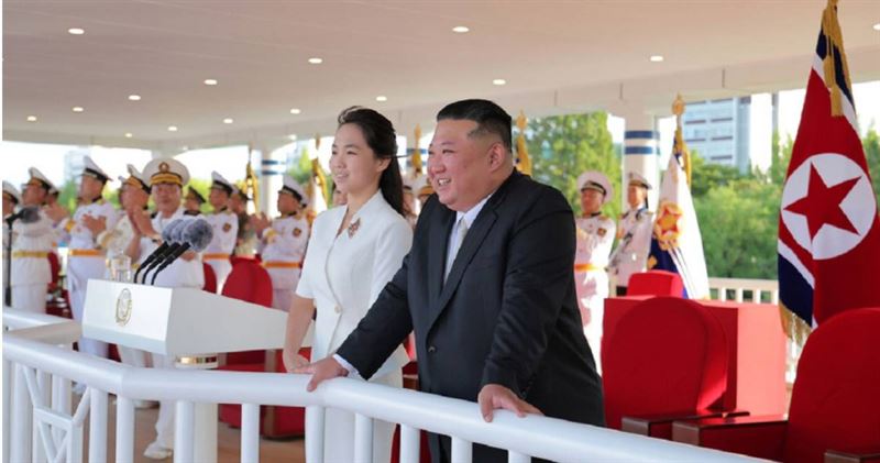 北韓領導人金正恩(右)與女兒金主愛出席驅逐艦服役儀式。(圖/達志/美聯社)