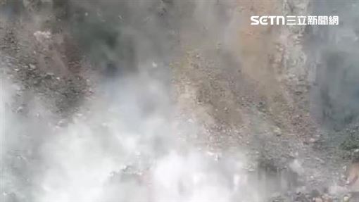 台7線大規模坍方 目擊者嚇喊：整片下來了