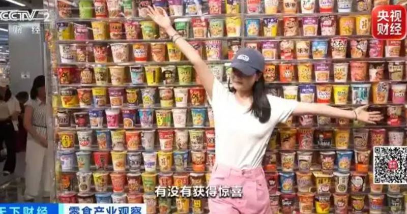 大型零食造景讓傳統零售空間變成拍照景點,不少遊客到店除了採買,也把逛零食店當成旅遊行程。(圖/翻攝自大陸央視財經,下同)