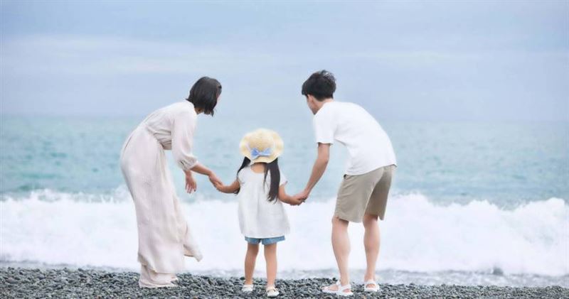不婚不生觀念不只出現在年輕世代,部分70後、80後父母也開始告訴孩子,不必勉強結婚生子,把自己的生活過好更重要。(示意圖/Photo AC)