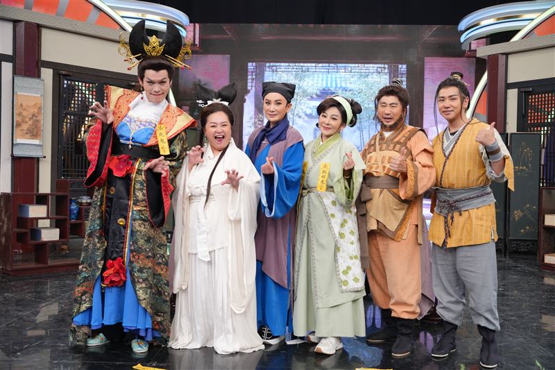 「倩女遊魂」主持群特別邀請鍾欣凌(左2)扮演聶小倩遭歐漢聲吐槽「聶大倩」，王彩樺(右3)與黃鐙輝(左1)同台飆戲。（圖／華視提供）