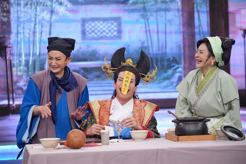 「倩女遊魂」的貼符劇情，讓觀眾直呼笑到併軌。（圖／華視提供）