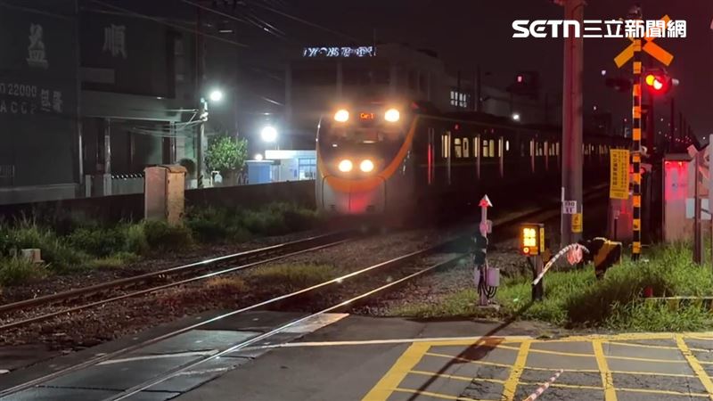 台鐵141列車次自強號發生事故,疑似有民眾闖入平交道,被列車高速撞擊死亡。(圖/翻攝畫面)