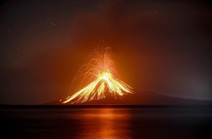 印尼7機場因火山灰持續關閉,約34.1萬旅客受影響。(圖/翻攝自X平台 @biantrades)