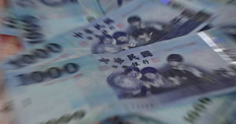 一名42歲網友公開17年資產累積歷程，從月薪2.8萬元起步，如今自估淨資產約2400萬元，引發網友熱烈討論。（示意圖／達志／美聯社）