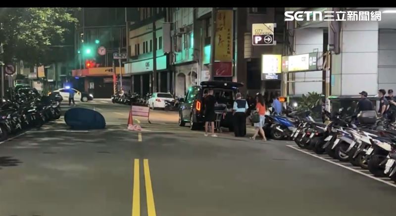 擔任護理師的陳姓女子在過馬路時，被一輛轎車高速撞擊後，從斑馬線連人帶車往前撞飛約四十公尺遠，隨後女子才重摔落地， 肇事轎車竟然當場逃逸。（圖／翻攝畫面）