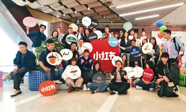 中國近年想以產業先進的形象，吸引台灣學子到對岸就業發展，也確有網紅組團赴中參訪相關企業。（翻攝臉書）