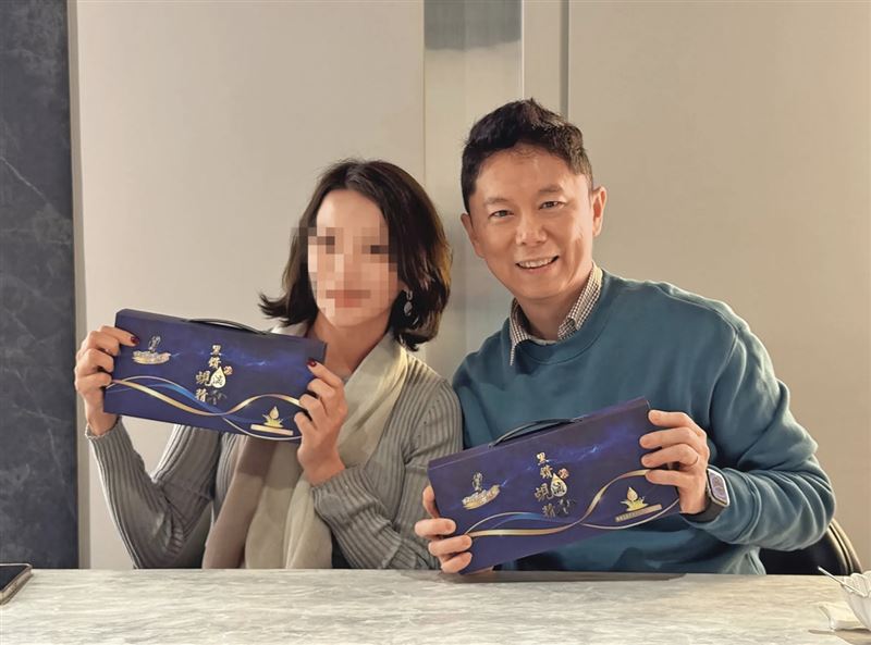 資深體育主播王人瑞（右）愛妻形象鮮明，卻被網友爆出和其他女性有不倫關係。左為王人瑞老婆Ruby。（翻攝自王人瑞臉書）