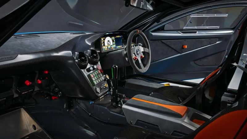 車內則直接用碳纖維桶椅。(圖/翻攝Jensen網站)