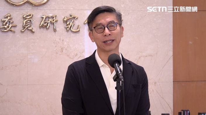 鍾佳濱大酸藍白,大可倒閣嘛,「為什麼老是要說人家是集權呢?權力就在你國會多數手上,你不行使要怪誰啊?」(圖/翻攝畫面)