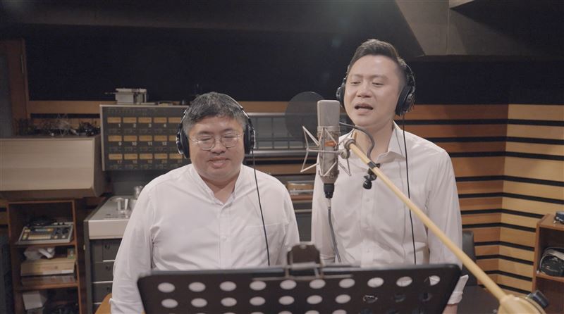 新竹縣長參選人鄭朝方除了合唱〈快樂的出航〉,也將帶來獨唱曲目〈台灣花〉(圖/民進黨提供)