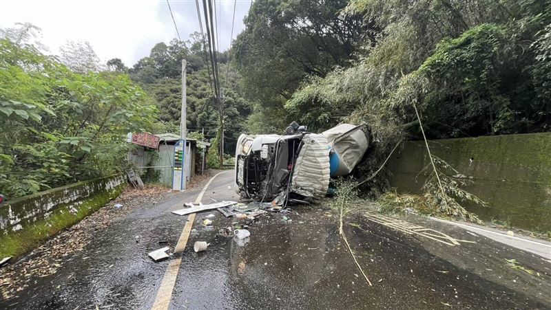 水泥車北橫「上坡打滑」墜谷　駕駛破頭亡