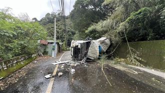 水泥車北橫「上坡打滑」墜谷　駕駛破頭亡