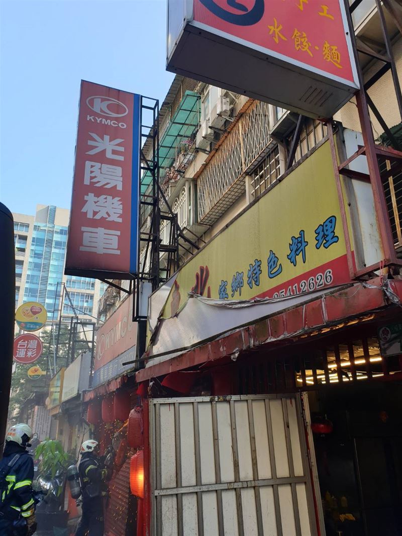 台北市中山區民權東路一段「老東北家鄉特色料理」今(8日)上午傳出火警。(圖/翻攝畫面)