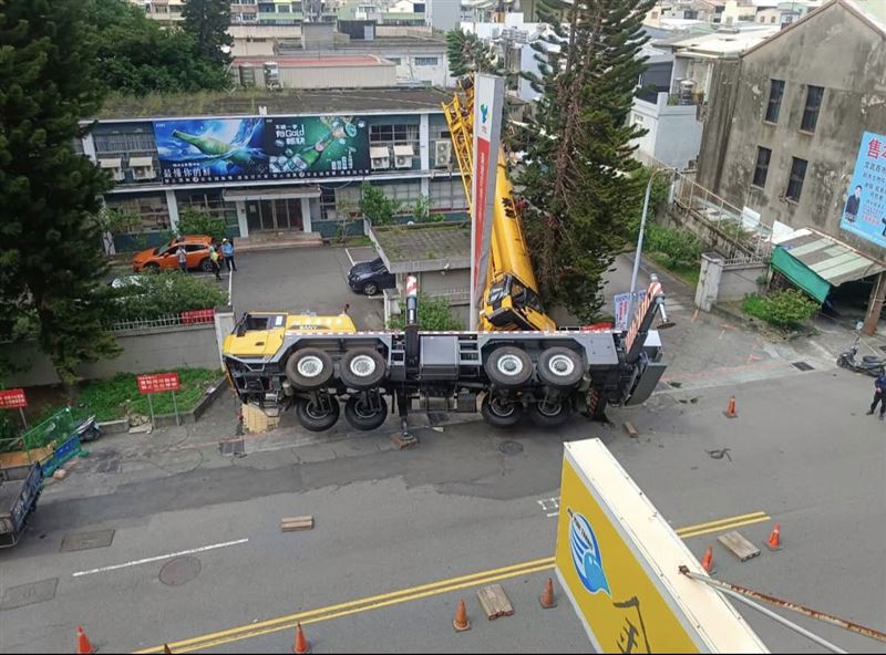 一輛120噸吊車進行吊掛作業時,疑因地基承載力不足,導致車體翻覆。(圖/翻攝畫面)