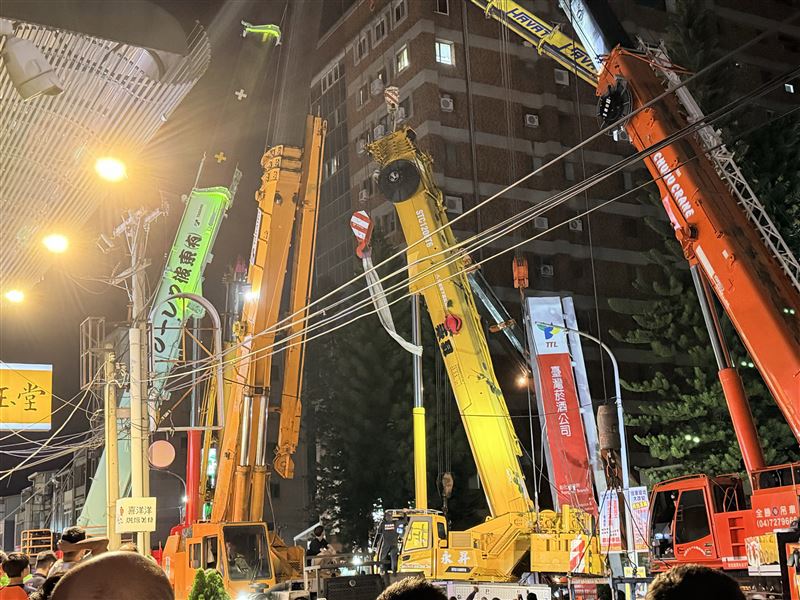業者找了多輛吊車到場協助,始終無法順利扶正。(圖/翻攝畫面)