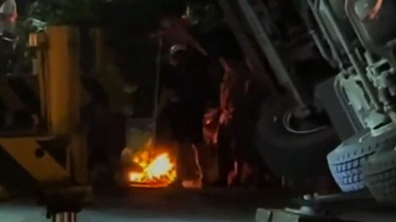 吊車翻覆疑卡到陰 燒金紙求好兄弟秒扶正
