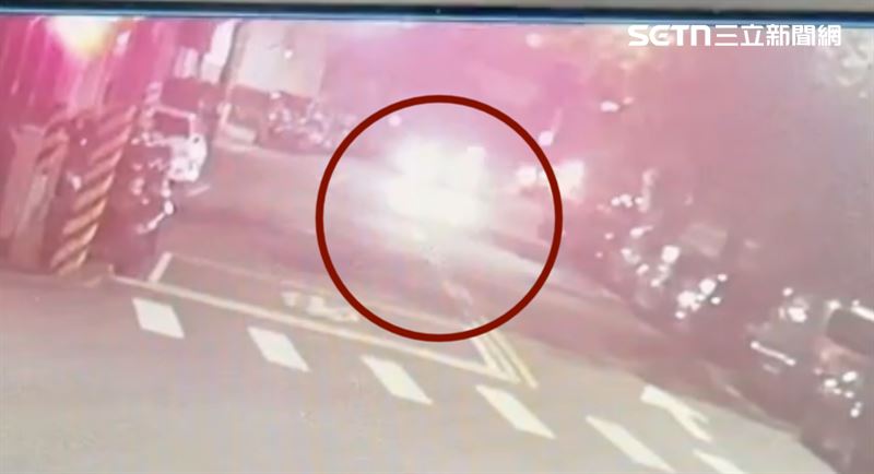 男子撞擊正下大夜班過馬路的護理師,車速飛快。(圖/翻攝畫面)