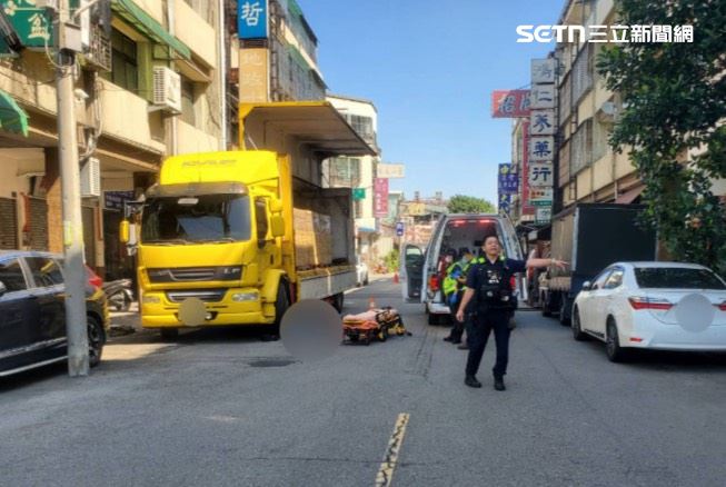台中市區發生死亡車禍,騎士撞上違規作業的堆高機貨叉架,頸骨斷裂慘死。(圖/翻攝畫面)