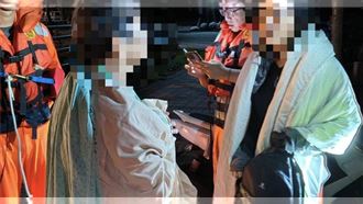 東港戲水驚魂！2女遇漲潮困消波塊