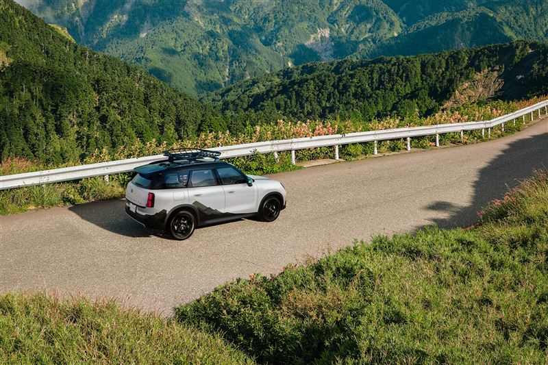 MINI Countryman Green Peak特仕版配備配Thule戶外裝備。(圖/MINI提供)