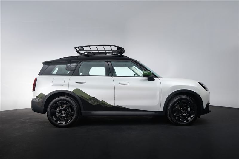 Jungle Green綠色山脈稜線車貼,從車側一路延伸到車尾。(圖/MINI提供)