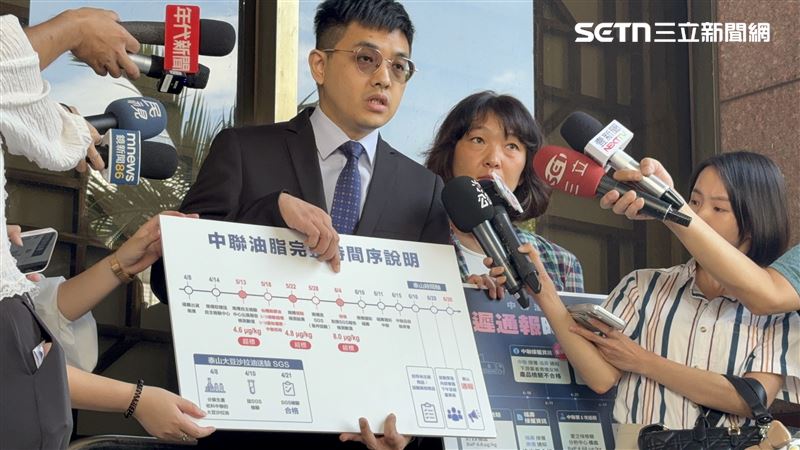 泰山副總經理鈕安澤（右）在律師陪同下，赴台北地院遞狀向中聯、福懋、福壽、南僑4家公司提告求償10億。（圖／記者楊佩琪攝）