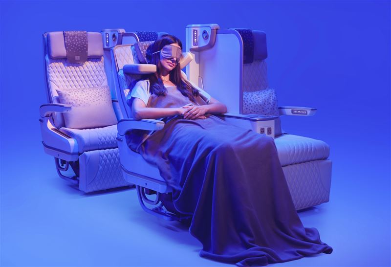 阿聯酋航空推出全球首款電動豪華經濟艙座椅,每個座位間皆配備可調式全高隱私隔板。(圖/阿聯酋航空提供)