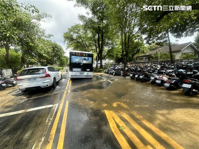 台南市成功大學校區旁道路大晴天淹水，疑似自來水管線破裂，甚至因此出現坑洞。（圖／翻攝畫面）