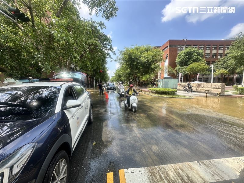 警方封閉勝利路、小東路至大學路段，請用路人改道而行。（圖／翻攝畫面）