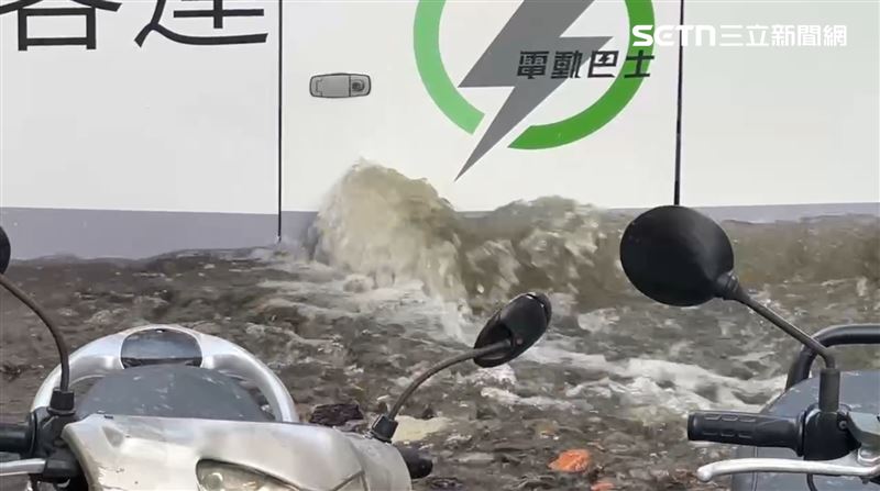 疑似自來水管線爆裂水湧路面，行進中的公車慘卡洞。（圖／翻攝畫面）