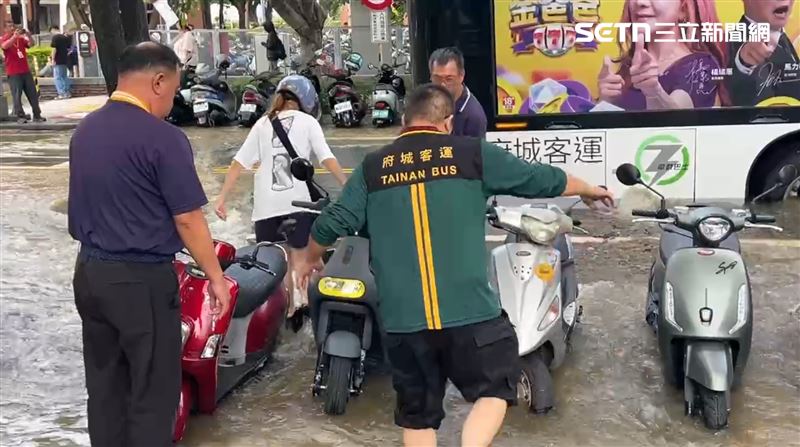 新／大晴天淹水！成功大學旁「公車卡洞」