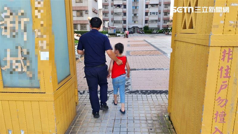 9歲男童偷跑出門找爸爸，大熱天走了1.5公里迷路。（圖／翻攝畫面）