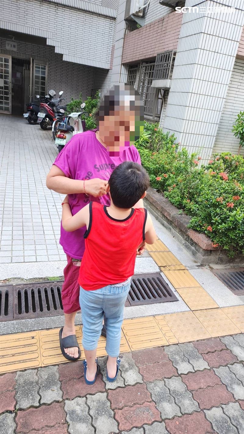 「誰叫你跑出來！你亂跑」，阿嬤心疼之餘氣急敗壞教訓男童，員警在一旁打圓場。（圖／翻攝畫面）