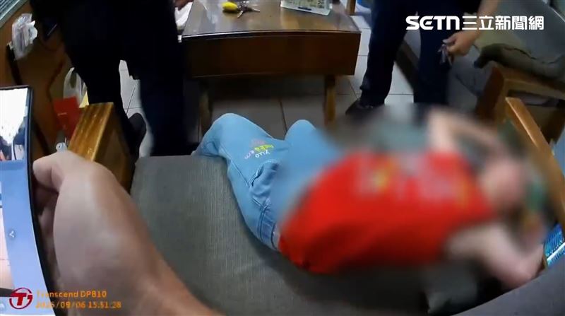 男童上演尋父記失敗，最後被熱心民眾發現報警，在員警協助下找到回家的路。（圖／翻攝畫面）